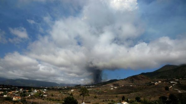 O vulcão Cumbre Vieja, em erupção nas Canárias ficou inativo por 50 anos (Crédito: AFP)