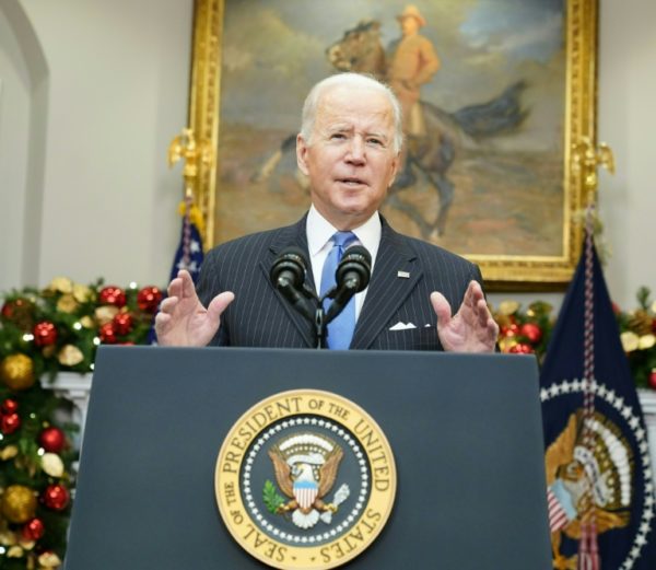 O presidente dos Estados Unidos, Joe Biden, disse que não há necessidade de entrar "em pânico" pela variante ômicron do coronavírus
