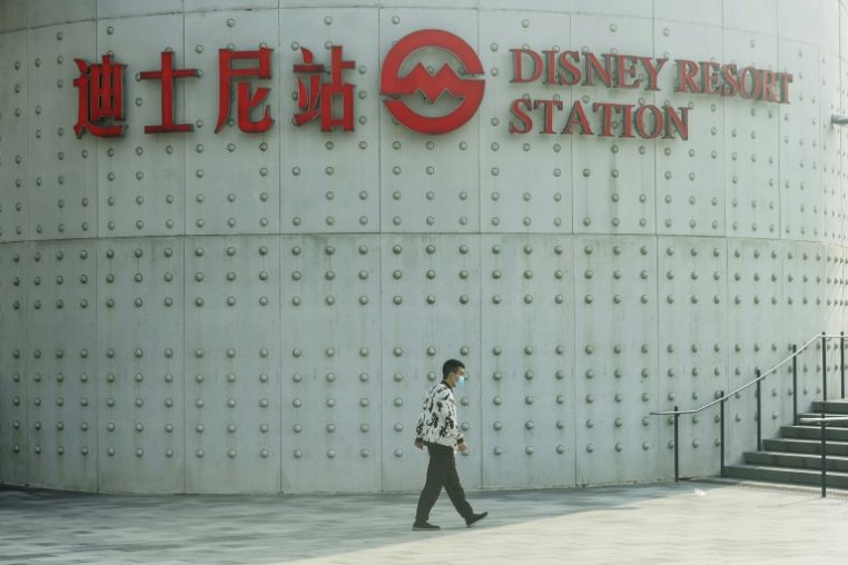 (Arquivo) Homem caminha perto da estação do metrô do Disney Resort, em Xangai, China, em 1º de novembro de 2019