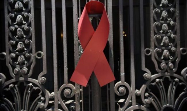 O Laço Vermelho é o símbolo internacional da consciência sobre o HIV e a aids