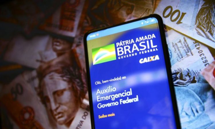 O Congresso aprovou crédito especial que transfere R$ 9,36 bilhões do atual orçamento do Bolsa Família para o pagamento do Auxílio Brasil