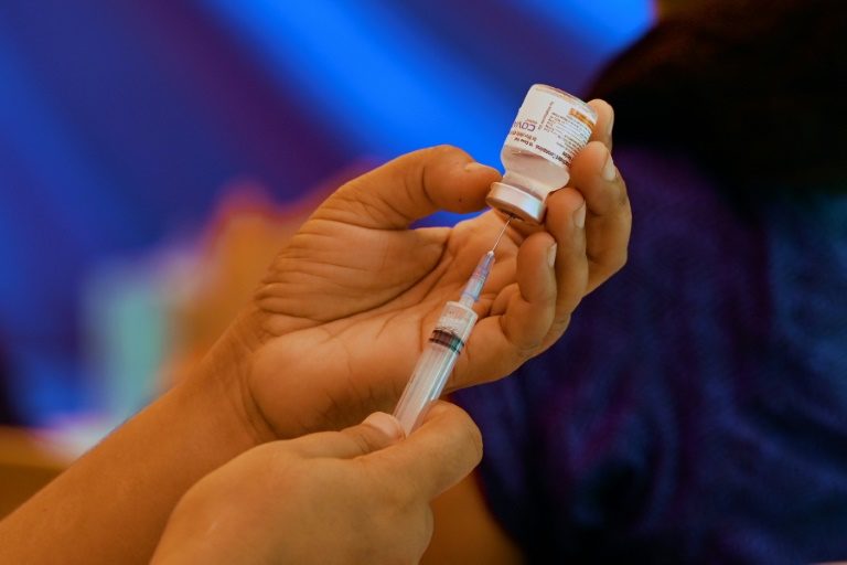 Profissional da saúde prepara dose da vacina Covaxin em Nova Délhi