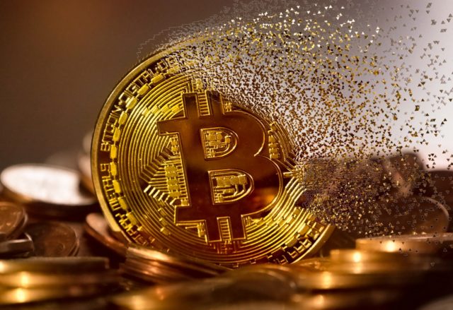 O Bitcoin é uma criptomoeda sem lastro baseada em um modelo específico de