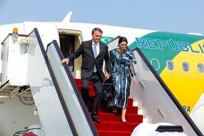Bolsonaro sai do avião presidencial
