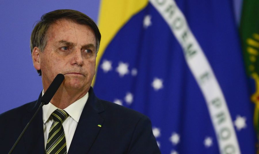 A ideia de Bolsonaro é aproveitar uma eventual sobra de caixa que a Proposta de Emenda à Constituição (PEC) dos Precatórios possa gerar para agradar o funcionalismo público