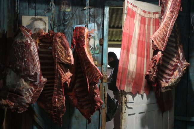 As investigações iniciadas há dois meses apontaram que um grupo mantinha um abatedouro ilegal e vendia as carnes aos estabelecimentos sem nota fiscal