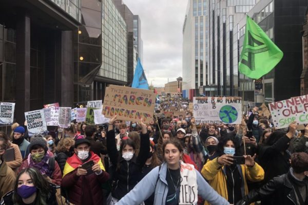Milhares de ativistas ambientais de diversos países tomaram as ruas de Glasgow durante a COP 26