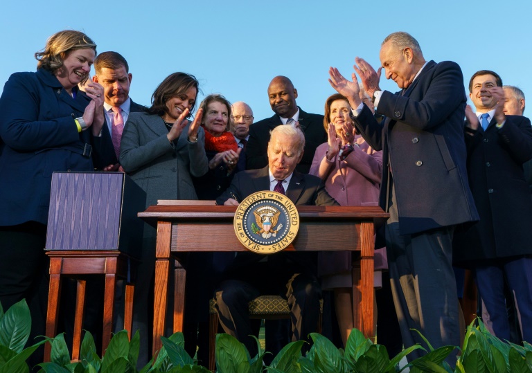 O presidente dos EUA, Joe Biden, acompanhado pela vice-presidente Kamala Harris, participa de uma cerimônia de assinatura da 'Lei de Investimentos e Empregos em Infraestrutura' na Casa Branca, em Washington, em 15 de novembro de 2021 - AFP
