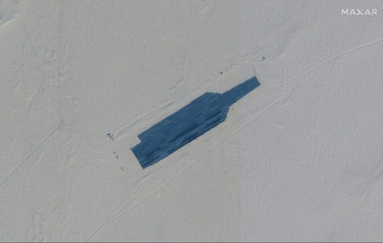 Imagem de satélite de uma estrutura grande, na forma de um porta-aviões no deserto de Taklamakan, no oeste da China, divulgada em 8 de novembro de 2021 pela empresa americana Maxar