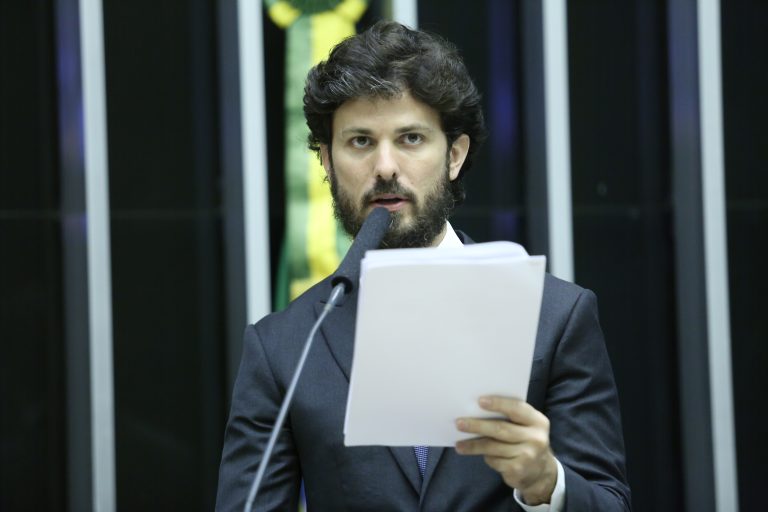 A Câmara dos Deputados aprovou nesta quinta-feira (25) o texto-base do deputado Marcelo Aro, que cria os programas Auxílio Brasil e Alimenta Brasil