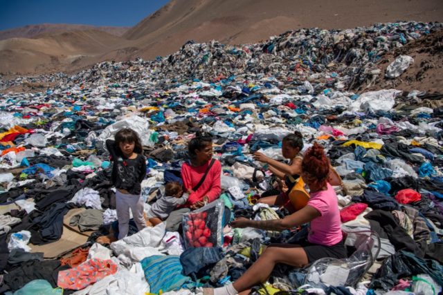 Descarte de roupas no Deserto do Atacama