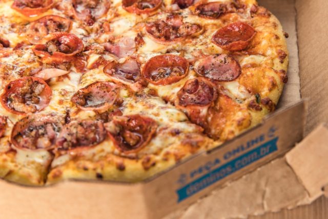 A Domino's está dando 50% de desconto em qualquer sabor de pizza média, grande ou gigante.