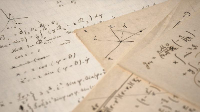 O documento reúne uma série de cálculos e equações relacionadas à teoria geral da relatividade de Einstein, principalmente na tentativa de entender a anomalia na precessão do periélio do planeta Mercúrio