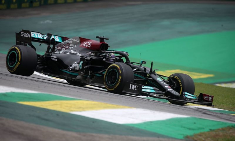 Lewis Hamilton venceu o Grande Prêmio de São Paulo com a Mercedes neste domingo, reduzindo a liderança de Max Verstappen no campeonato de Fórmula 1