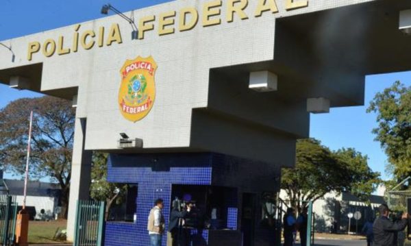 A Polícia Federal apreendeu mais de R$ 700 mil em espécie em endereços ligados aos investigados