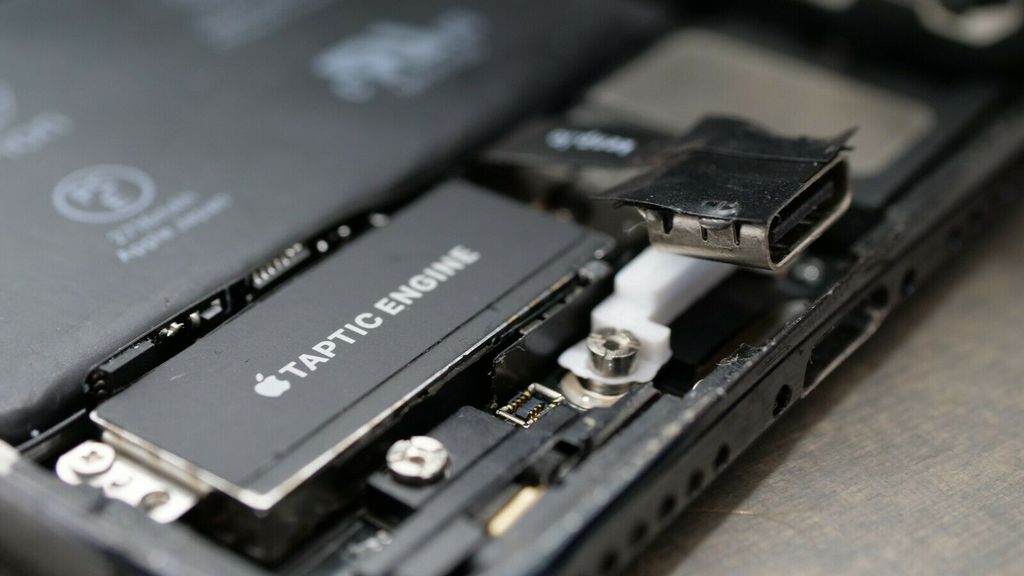 O jovem usou a engenharia reversa do conector C94 personalizado da Apple, criando o seu próprio design de PCB flexível que cabe dentro de um iPhone. 