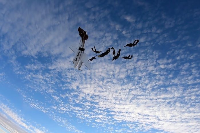 A gravação captura o momento em os paraquedistas se preparavam para pular de um avião segundos antes de ficar fora de controle e se dirigir para o solo