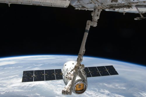 Lixo espacial, remanescente de um satélite meteorológico chinês, iria passar a cerca de 600 metros da Estação Espacial Internacional