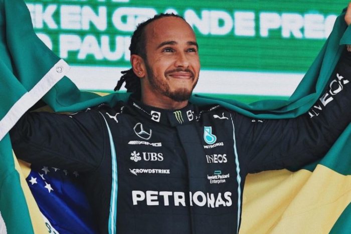 Hamilton foi ovacionado e se emocionou bastante com a vitória no GP de Interlagos no último fim de semana