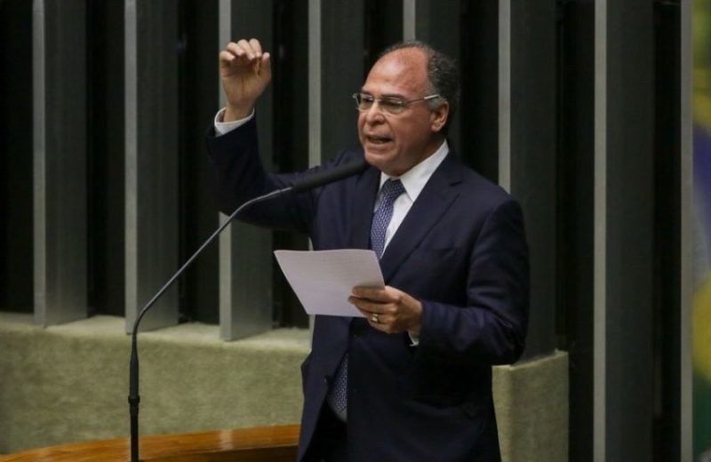 Líder do governo no Senado, Fernando Bezerra confirmou permanência do auxílio de R$ 400