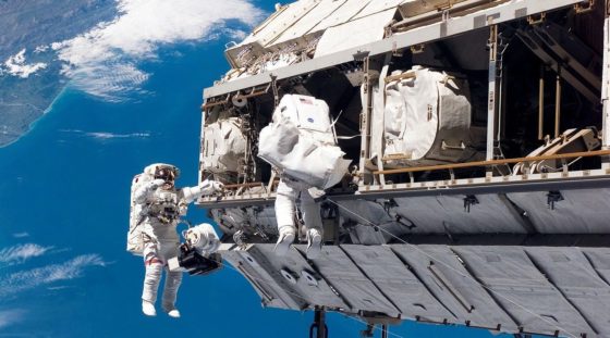 A agência espacial norte-americana (NASA) confirmou os rumores que destroços poderiam afetar sua missão na ISS