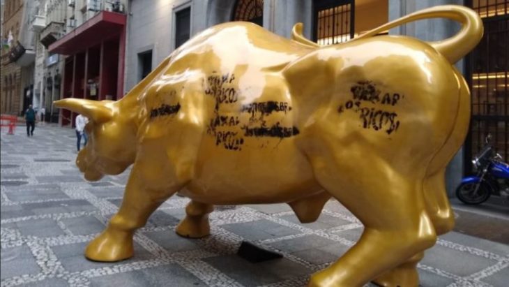 O touro de ouro da B3 foi instalado no centro da capital paulista nesta semana