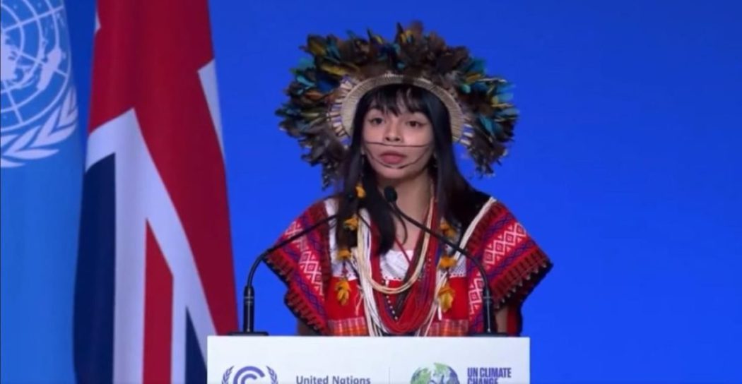 Txai Suruí é uma jovem ativista de 24 anos e representou os índios Paiter Suruí na COP26