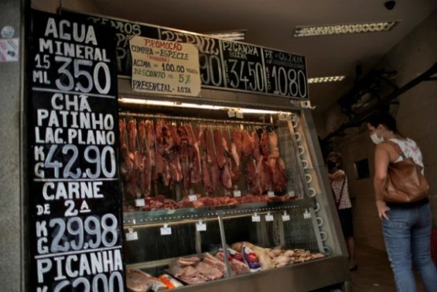 Consumidora observa cortes de carne em exibição em um açougue no Rio de Janeiro, em dezembro de 2021