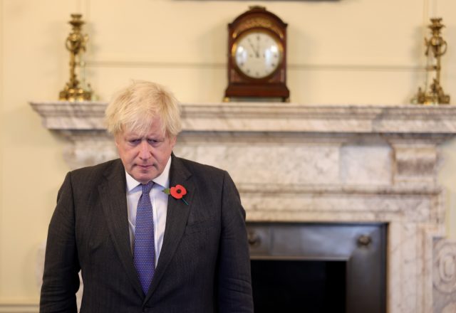 Primeiro-ministro britânico diz que números de infectados pela ômicron no país chegou a 10.000