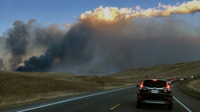 Ventos fortes e áreas ressecadas alimentam um incêndio perigoso que já envolveu centenas de casas no Colorado, Estados Unidos