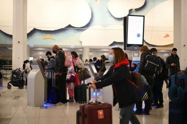 Viajantes usam máscaras no Aeroporto Internacional La Guardia, em Nova York, 30 de novembro de 2021, enquanto crescem as preocupações com a nova variante da covid-19, ômicron - AFP