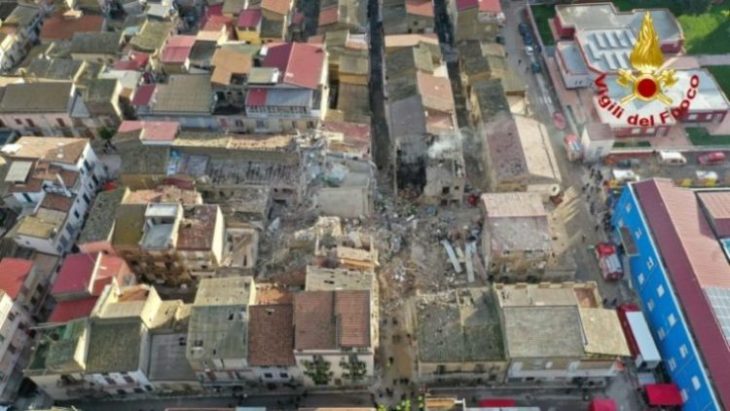 Os escombros de edifícios derrubados por uma explosão de gás em Ravanusa, na Sicília (Itália)
