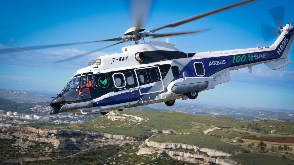 O helicóptero voou derivado de óleo de cozinha usado que oferece uma redução líquida de 90% de CO2 em comparação com o combustível de jato comum.