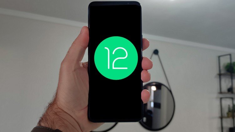 Com o Android 12 sendo finalmente liberado aos desenvolvedores, agora todo mundo quer saber quando que o seu celular ou tablet receberá a atualização