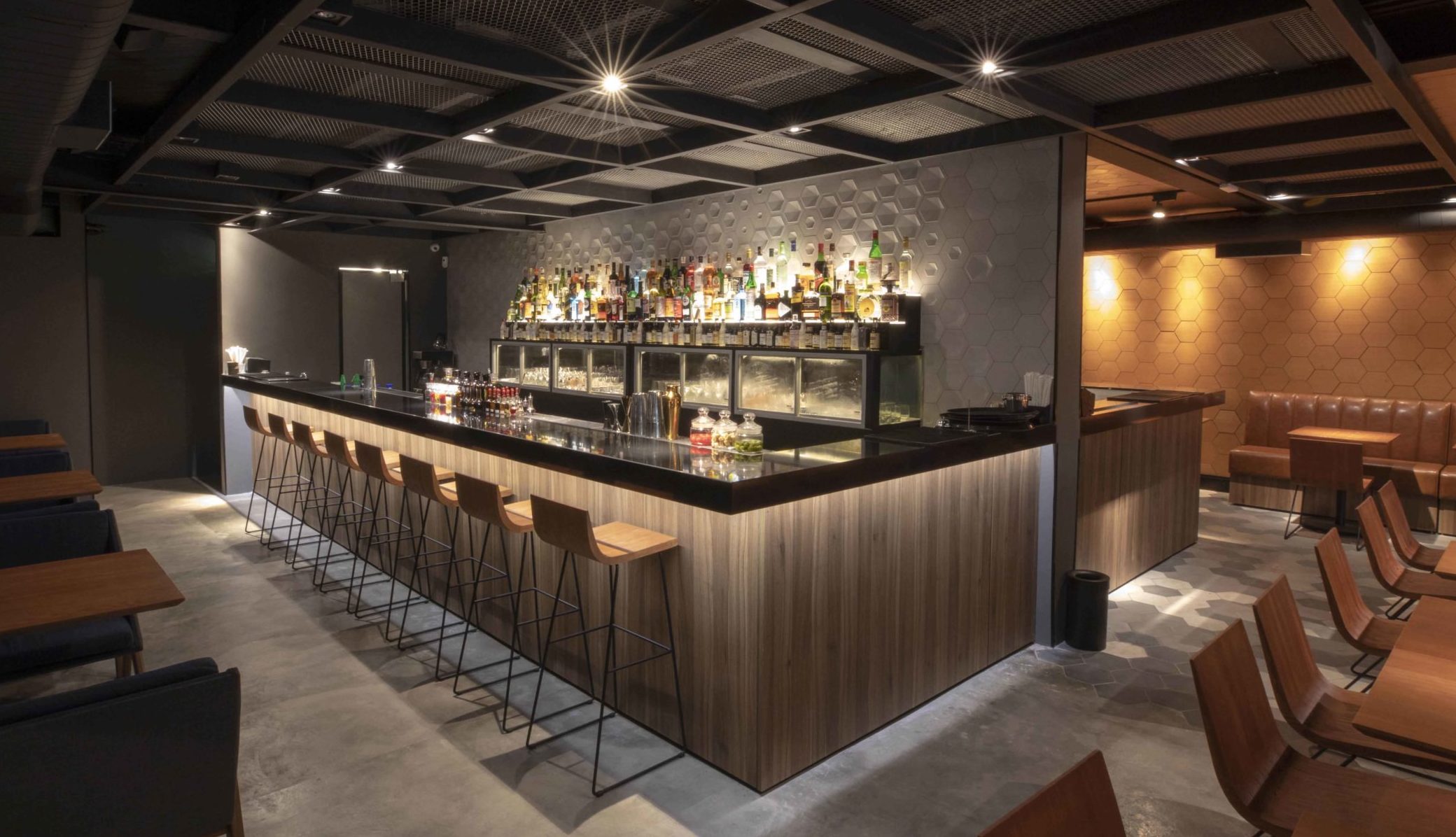 O Tan Tan foi inaugurado em 2015 com a proposta de oferecer uma imersão em receitas e drinks do universo gastronômico japonês