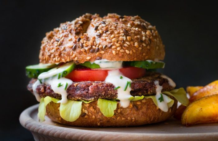 A empresa norte-irlandesa Finnebrogue Artisan mobilizou nove funcionários para produzir o maior hambúrguer vegano do planeta