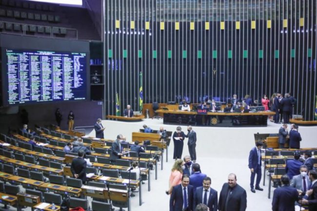 Plenário da Câmara dos Deputados vota projeto que regulamenta bingos, apostas e jogo do bicho