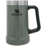 A caneca térmica Stanley mantém sua bebida gelada por até 5 horas