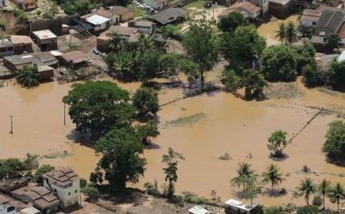 Milhares de pessoas foram atingidas pelas fortes chuvas na Bahia