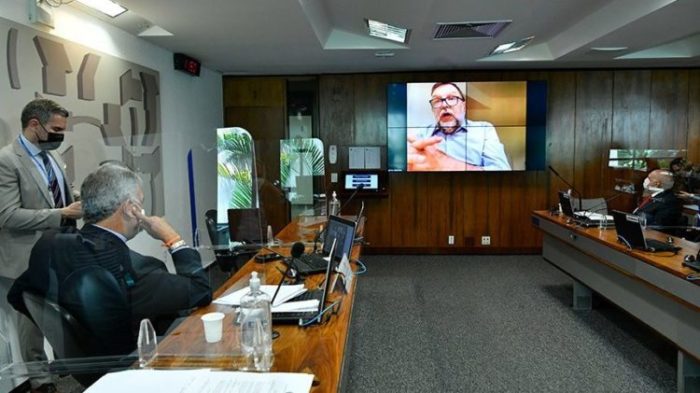 Relator do projeto, Flávio Arns (na tela) debate a desaposentadoria na Comissão de Assuntos Sociais