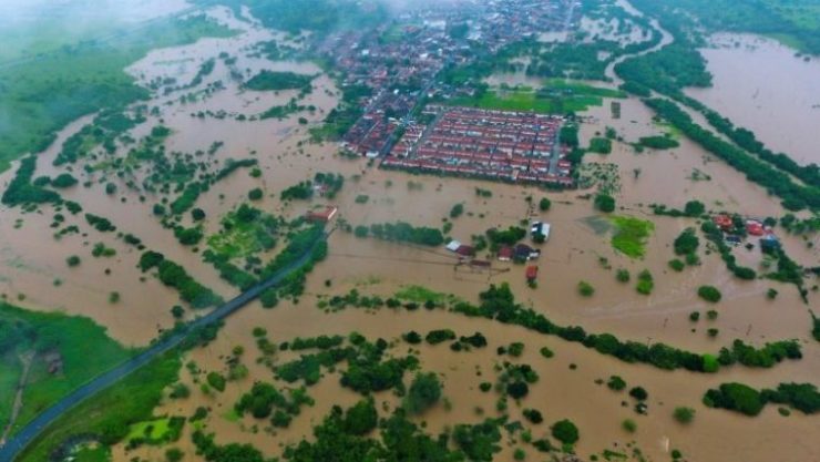 Vista aérea das enchentes causadas por fortes chuvas em Itapetinga, Bahia