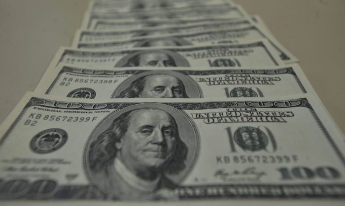 Dólar à vista fechou abaixo do patamar de R$ 5,55 pela primeira vez desde 17 de novembro