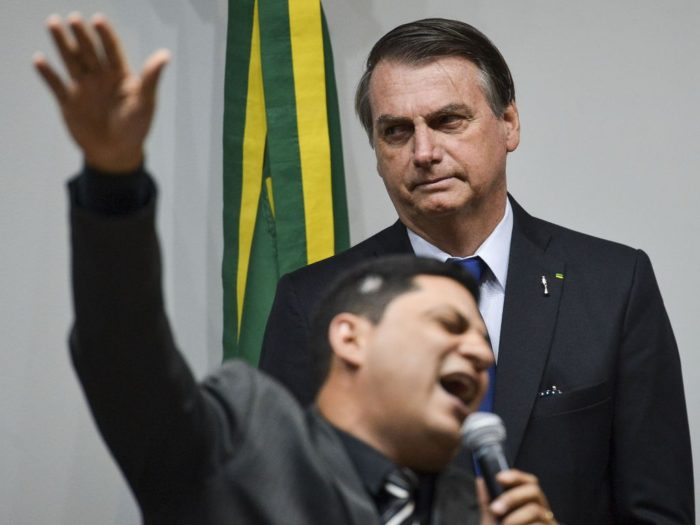 Jair Bolsonaro participa de culto religioso