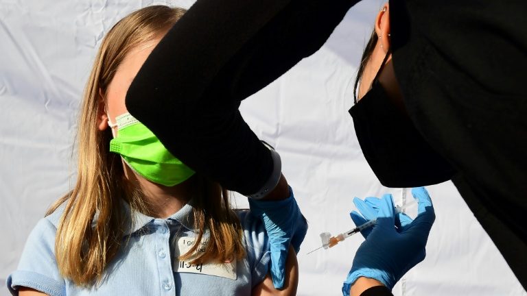 Uma menina recebe uma dose da vacina anticovid-19 da Pfizer em um evento de lançamento de vacina em uma escola em Los Angeles, Califórnia