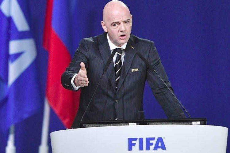 Presidente da Fifa, Gianni Infantino diz que analisa o calendário do futebol antes de submeter a Copa bienal a votação