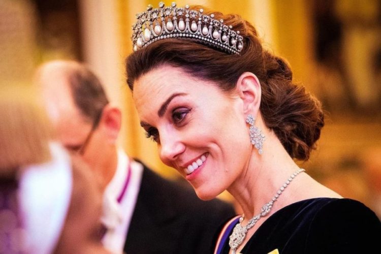 Kate herdou a Cambridge Lover´s Knot de Diana