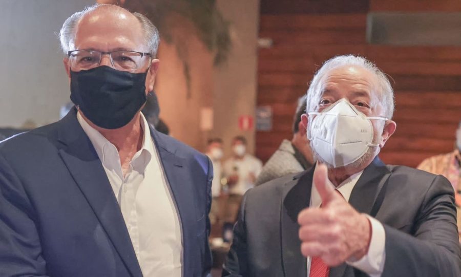 O ex-presidente Luiz Inácio Lula da Silva (PT) e o ex-governador de São Paulo Geraldo Alckmin se encontraram publicamente na noite deste domingo (19)