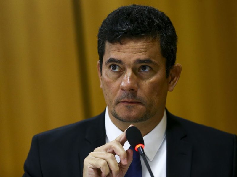 Em uma tentativa de se contrapor aos dois líderes das pesquisas de intenção de voto, o ex-juiz disse que Bolsonaro "flerta com o autoritarismo"