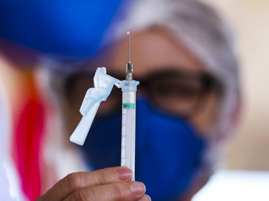 De acordo com a OMS, os dados referentes à vacinação ainda são limitados e não foram revisados por outros grupos de cientistas