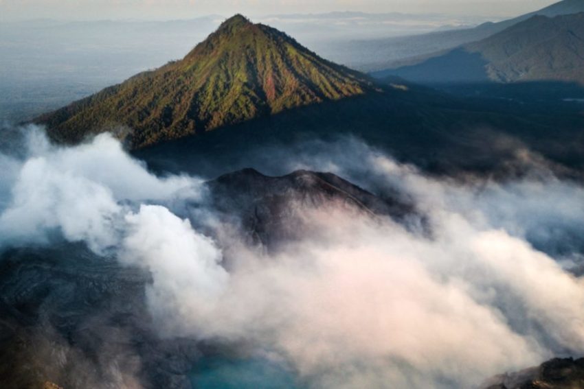 Vulcão entrou em erupção na Ilha de Java, Indonésia